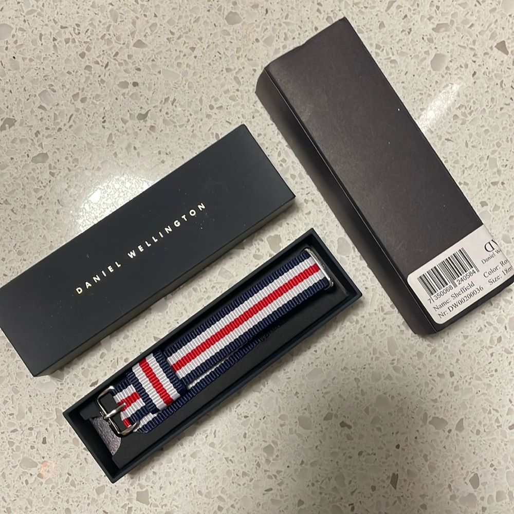 NEW Daniel Wellington Strap